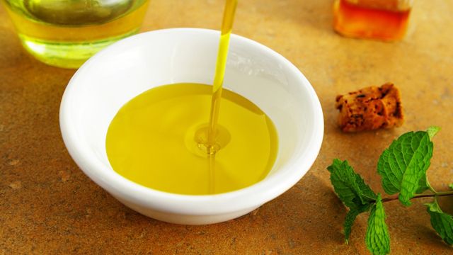 olive_oil_pour_640